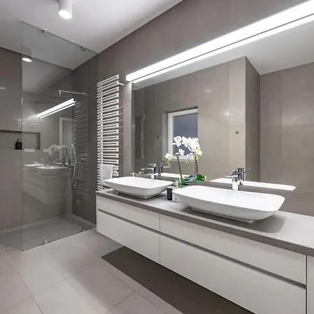 Stylish & Spacious By Prestige Homes Apartament