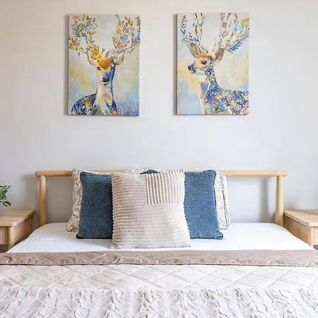 Stylish & Spacious By Prestige Homes Apartament