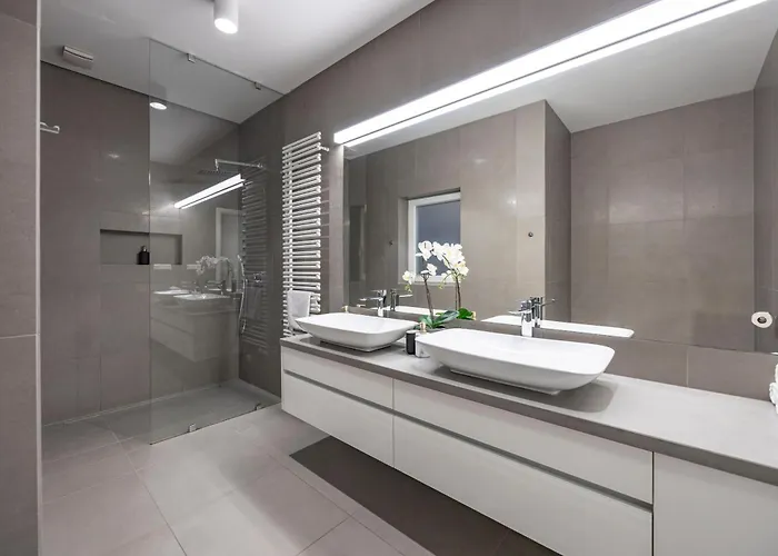 Stylish & Spacious By Prestige Homes Apartament